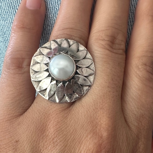 Elegant 825 Silver and White Floral Ring size8 - Picture 1 of 5